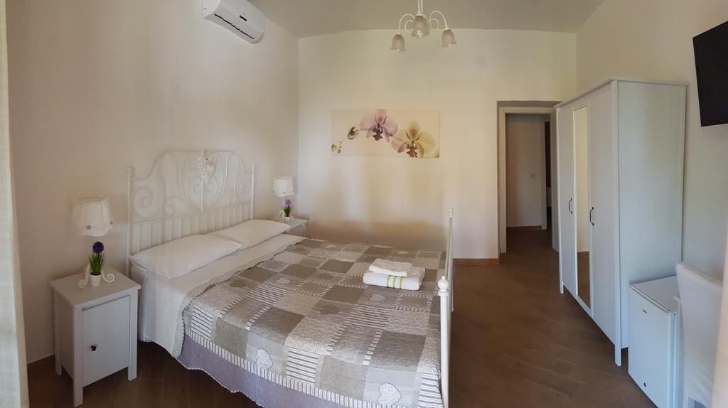 Bed And Breakfast La Corte Degli Ulivi Civitavecchia Cameră foto